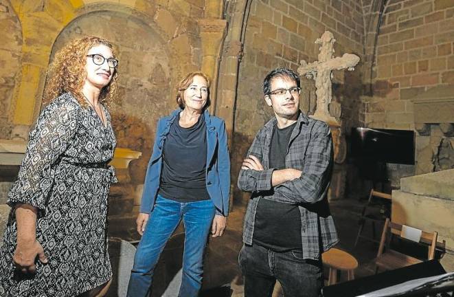 Desde la izquierda, Rosana Andreu, Albert Pijuan e Isabel Salvat en la Capella de Santa Tecla la Vella. Foto: Àngel Ullate