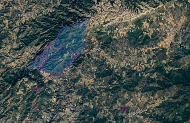 $!Comparativa de los incendios de 1982 y el actual. En violeta el del pasado, en fucsia el actual. Foto: Bombers.