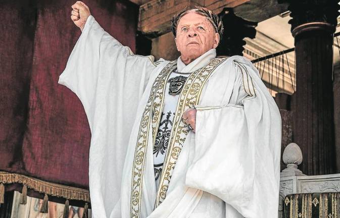 Anthony Hopkins como Vespasiano en ‘Those about to die’. Foto: DT