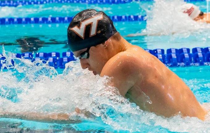 Carles Coll, nadando la braza en uno de los campeonatos universitarios de los Estados Unidos. FOTO: Virginia Tech