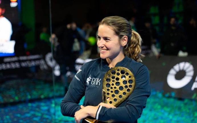 Ari Sánchez, con uno de los trofeos conquistados esta temporada. Foto: Premier Padel