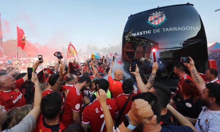 Aficionados del Nàstic animan a los suyos en la llegada al Nou Estadi antes del duelo contra la AD Ceuta. Foto: Pere Ferré