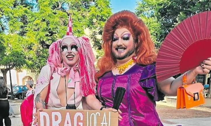 Barbara Stardust y Titania Lennox, dos drag queens locales. Foto: N. M.