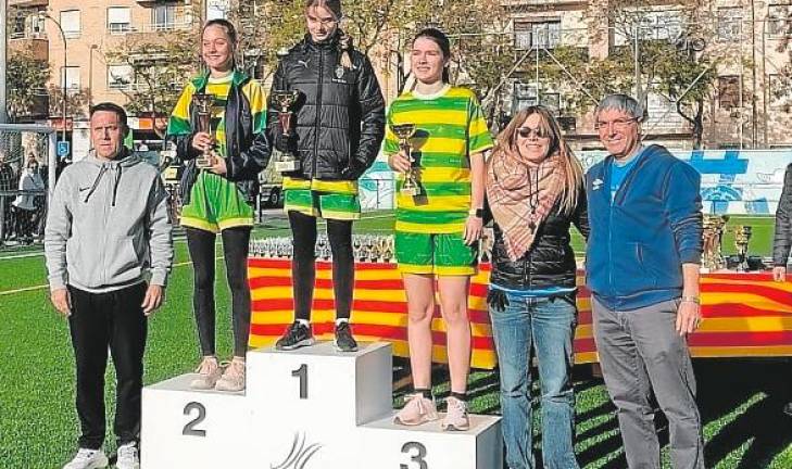 Uno de los podios del cros, con las tres primeras alumnas clasificadas..