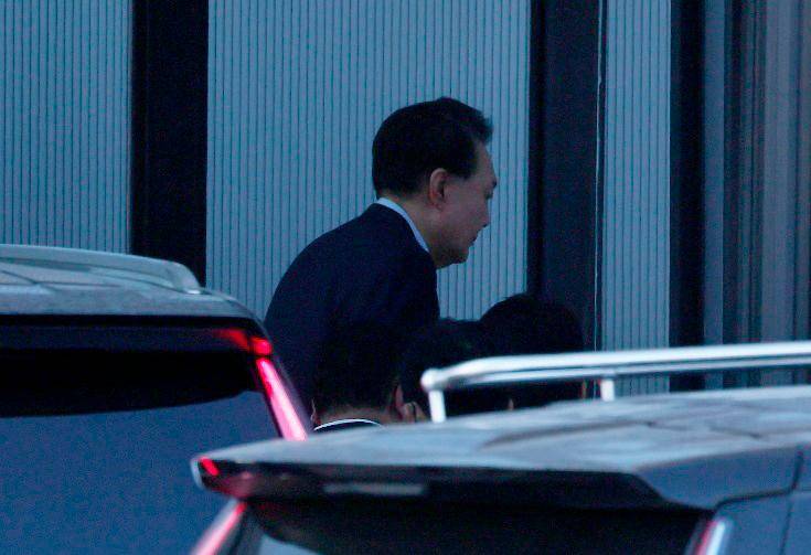 El presidente de Corea del Sur, Yoon Suk Yeol, llega para ser interrogado después de su arresto en el edificio de la Oficina de Investigación de la Corrupción para Funcionarios de Alto Rango. Foto: EFE