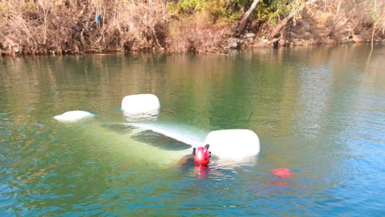 $!El ‘submarino’ reflotado en el río Ebre