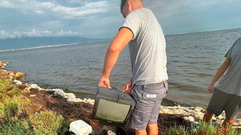 Ampolles, plàstics... i fins i tot s’ha trobat un vell televisor. Foto: Fundació Salines Marines