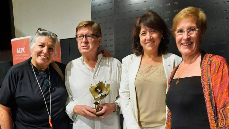 $!Miembros de la colla Dansaires del Penedès con el premio recibido.