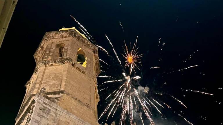 $!Vídeo: Las campanadas ‘a mano’ quedan institucionalizadas en El Vendrell