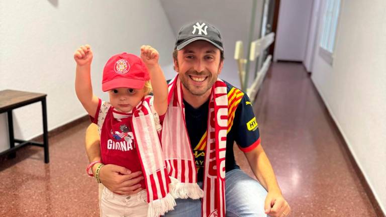 Tomás y su padre, dos hinchas acérrimos del Girona. Foto: Cedida