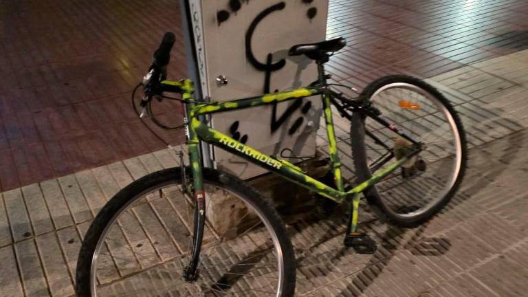 El ciclista abandonó la bici y huyó corriendo.