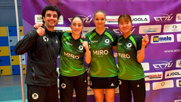 El técnico Manel Redondo y las jugadoras Elvira Rad, Margaryta Pesotska y Takara Murakami, en Mirandela. foto: cedida