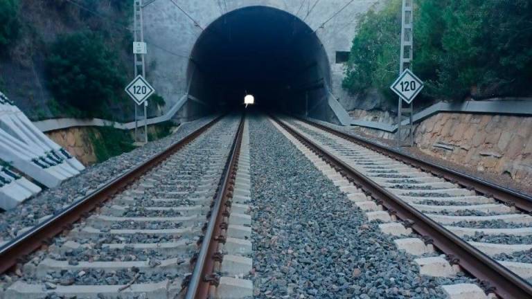 En un mes comenzarán las obras en este túnel de Roda, lo que provocará el corte de la línea. Foto: DT