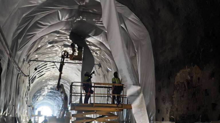 $!En el interior del túnel se trabaja las 24 horas del día, siete días a la semana para cumplir el calendario. Foto: N.R.