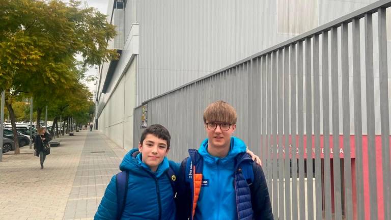 Julen Alejandro y Aleix Belmonte, tras un entrenamiento con el Barça de balonmano. Foto: cedida