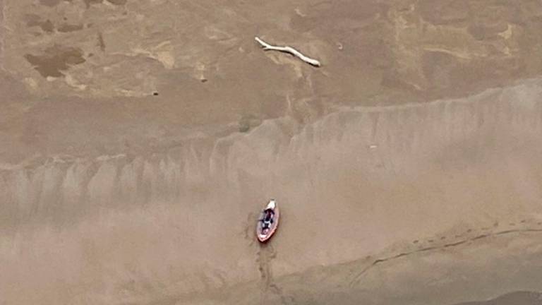El kayak, varado en la playa de la Marquesa, en Deltebre. Foto: Salvamento Marítimo