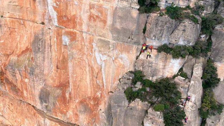 $!Imagen de la mujer rescatada, justo al inicio de la vía. Foto: Bombers