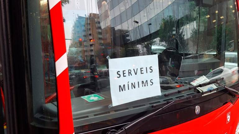 Imagen de un autobús de la EMT en Tarragona con el cartel de servicios mínimos. Foto: Norián Muñoz