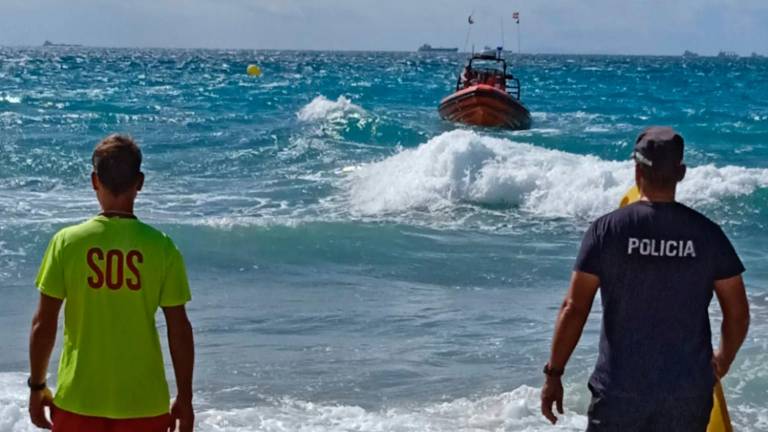 $!La lancha de Salvamento Marítimo en la playa de Altafulla. Foto: cedida