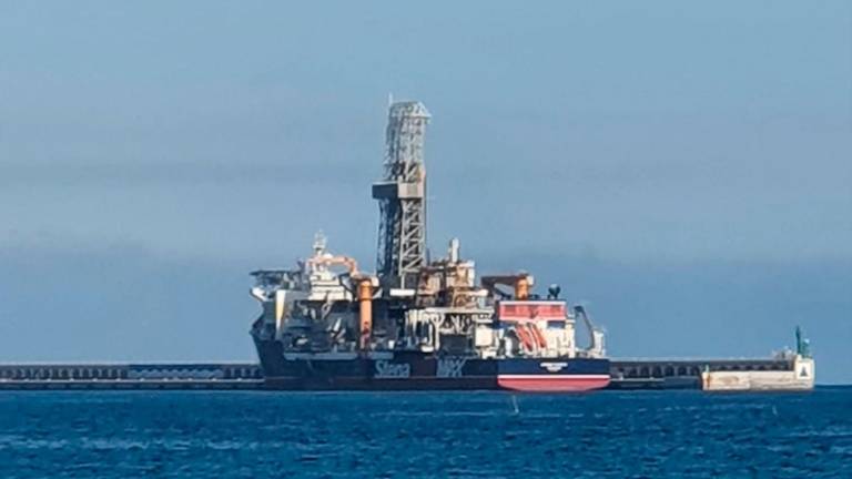 El buque perforador, atracado en el dique de Llevant del Port. Foto: MJ