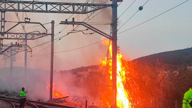 $!Incendios en las vías a consecuencia del robo perpetrado esta madrugada de domingo. Foto: cedida