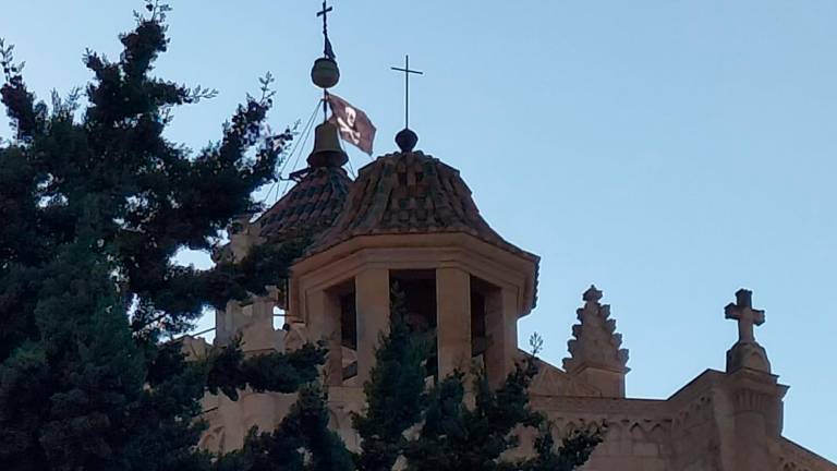 Imagen de la Catedral de Tarragona con la bandera pirata. Foto: Moon