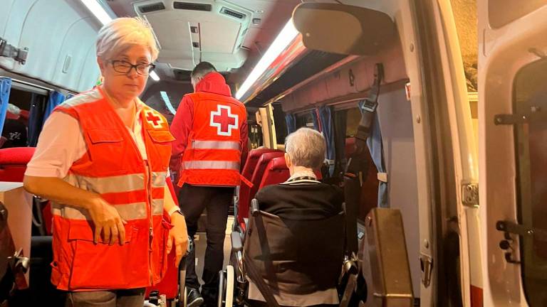 Una de las voluntarias de Creu Roja Tarragona en este traslado de abuelos. Foto: CReu Roja