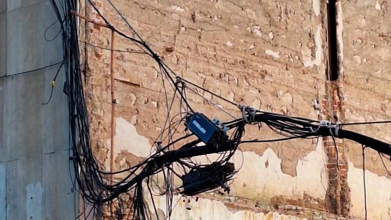 $!Cables colgando en la parcela de un edificio derribado en la Rambla Vella. Foto: N.M