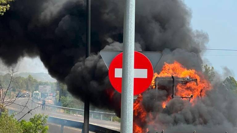 La retroexcavadora ardiendo. Foto: Bombers de la Generalitat