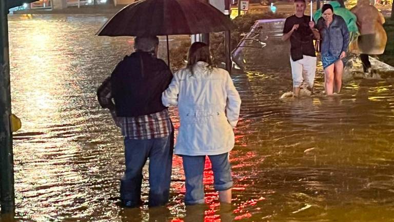 Valientes paseando por la calle en Salou este viernes. Foto: DT