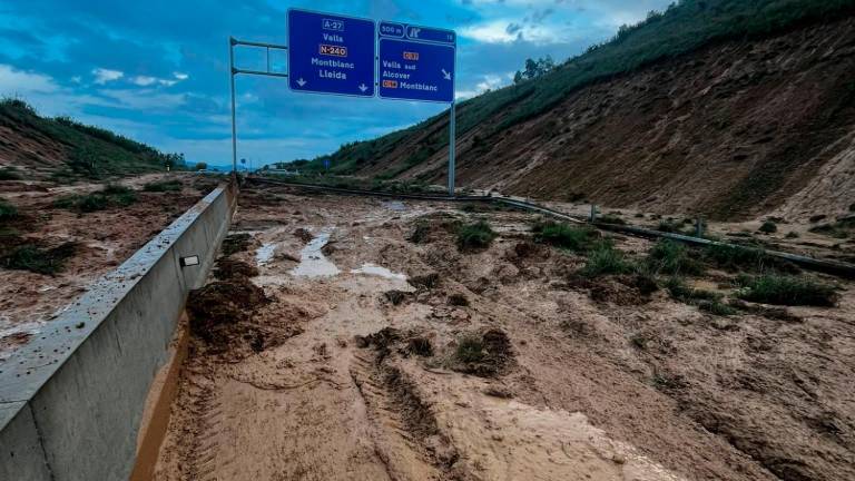 Algunas carreteras de la provincia, cortadas por corrimiento de tierras. Ésta es la A-27 a su paso por Valls. Foto: cedida