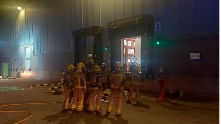 Los bomberos que han participado esta madrugada en la extinción en El Pla de Santa Maria. Foto: Bombers