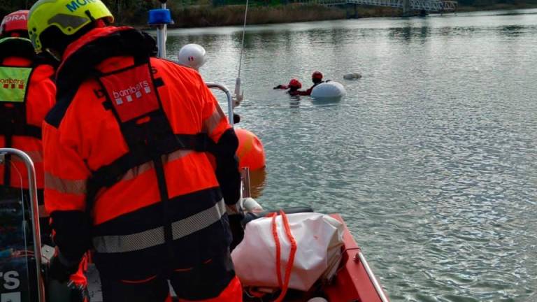 $!El ‘submarino’ reflotado en el río Ebre