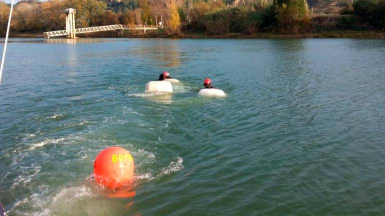 $!El ‘submarino’ reflotado en el río Ebre