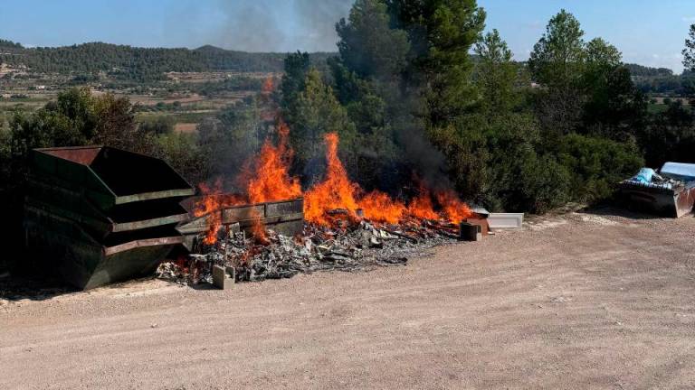 El incendio a la llegada de los bomberos. Fotos: Bombers de la Generalitat