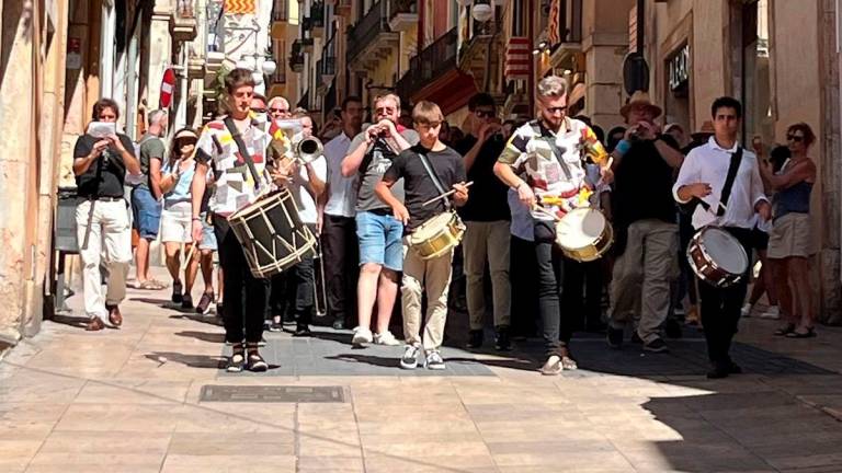 Grallers i timbalers, baixant pel carrer Major després del concert vermut tocant el Toc de Vermut fins als Sedassos. foto: elena Bueno