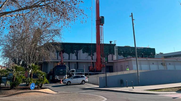 La grúa en el antiguo mercado municipal de Calafell.