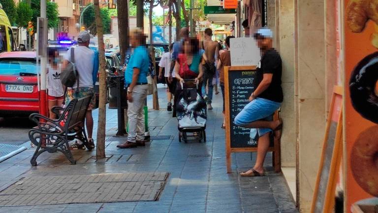 Pere Martell, los carteles deben estar dentro de los límites del local o terraza si hay. Foto: Norián Muñoz