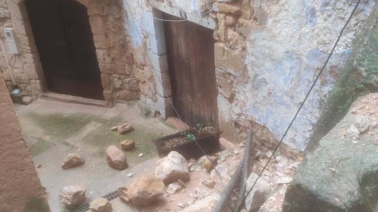 $!En el casco antiguo de Horta se ha producido un desprendimiento en una casa. Foto: Ajuntament d’Horta