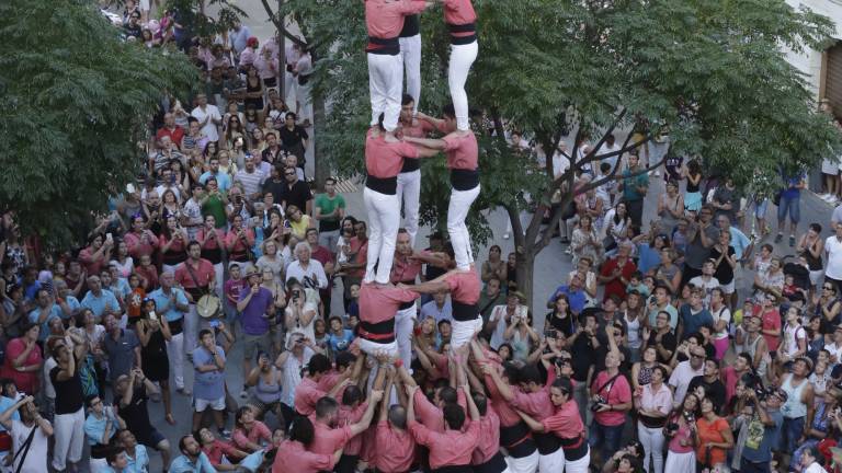 3de9 amb folre descarregat per la Colla Vella Xiquets de Valls el 2017 a la plaça de l’Església de Vila-seca. FOTO: LLUÍSMILIAN