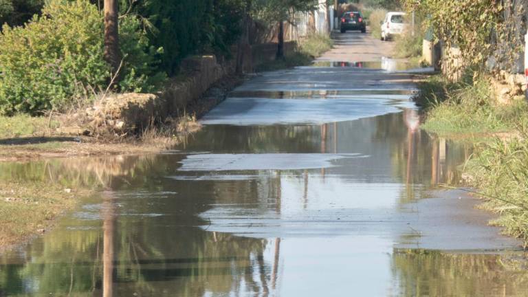 Calles con agua todavía ayer por la mañana, en el Fondo de Jan, en Les Cases d’Alcanar. foto: j. revillas