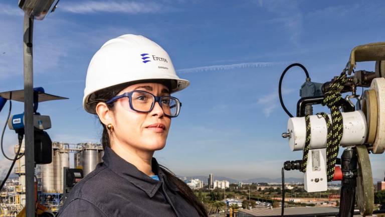 Bárbara Zambrano, ingeniera química, supervisando y coordinando en Ercros. Foto: Àngel Ullate