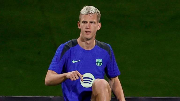 El centrocampista del FC Barcelona Dani Olmo participa en una sesión de entrenamiento este martes en Yeda, en la víspera del partido de semifinales de la Supercopa de España de fútbol que les enfrenta al Athletic de Bilbao. Foto: EFE