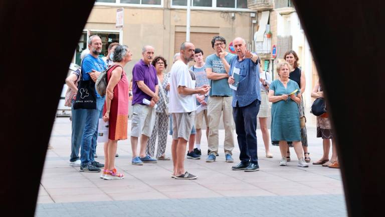 $!Els assistents de la passejada de ‘Fets Urbans’, ahir, i ja arribats a la plaça del Baluard. Foto: Alba Mariné