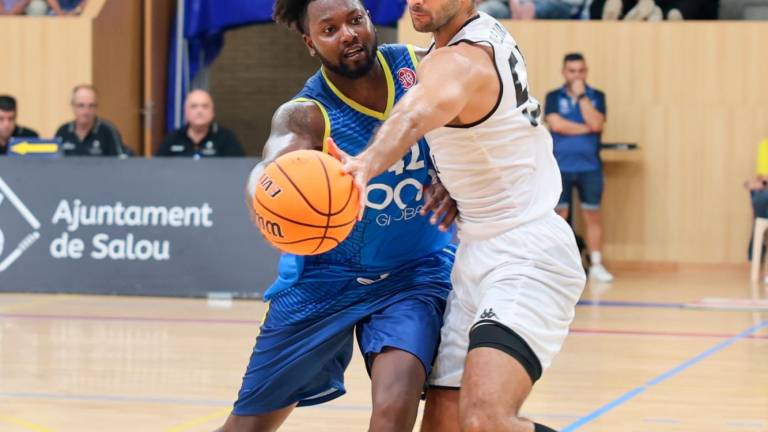 El capitán del Salou, CJ Barksdale, pugnando el balón con el rival. Foto: Alba Mariné