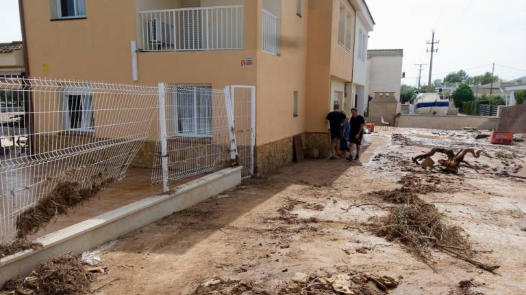 Desperfectos tras la inundación en el Camping Alfacs, en Alcanar (Montsià). foto: joan revillas