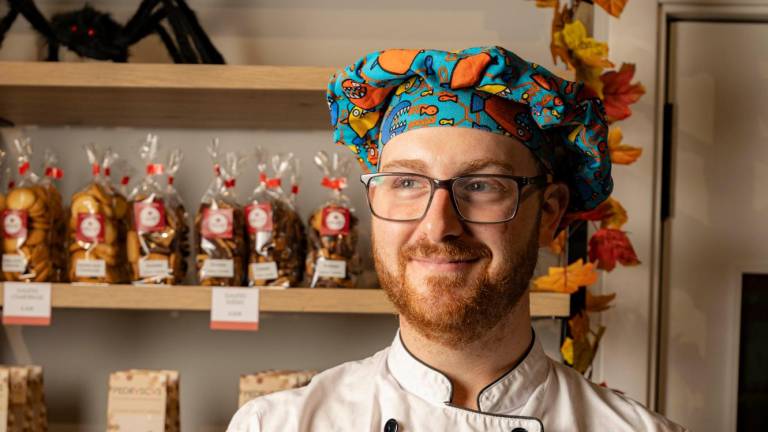 El pastelero Marc Garcia Llauradó de la Pastelería Velvet MGL de Tarragona. FOTO: ÀNGEL ULLATE