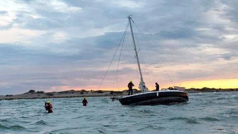 Hacia el lugar se desplazaron dos dotaciones por tierra y una más por agua. Foto: Bombers