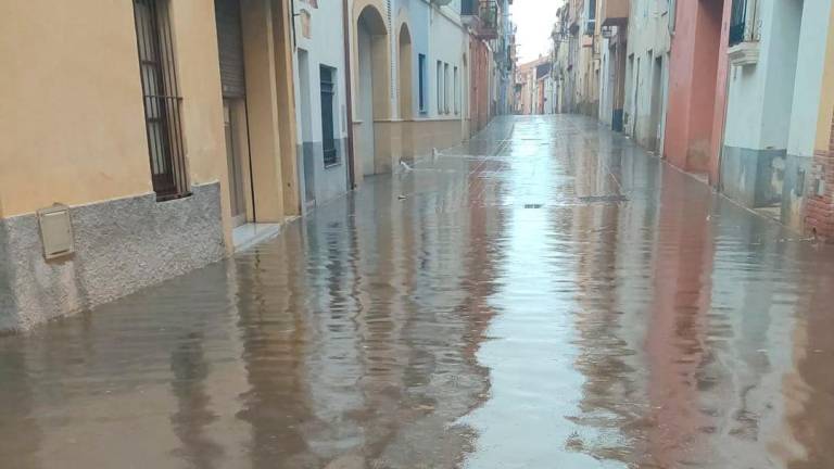 La calle quedó anegada de agua.