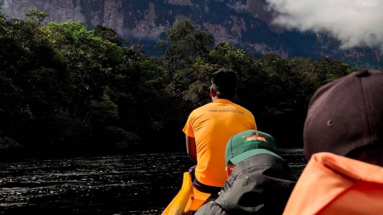 Navegación por el río Carrao con el Tepuy Roraima de fondo. Foto: Felipe Gutiérrez